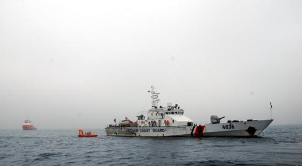 Tàu Cảnh sát biển 4036 cứu 4 người gặp nạn