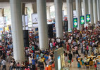 Sân bay Tân Sơn Nhất chật cứng người về quê đón Tết