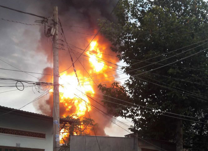 Cháy kho hóa chất lúc rạng sáng ở Sài Gòn