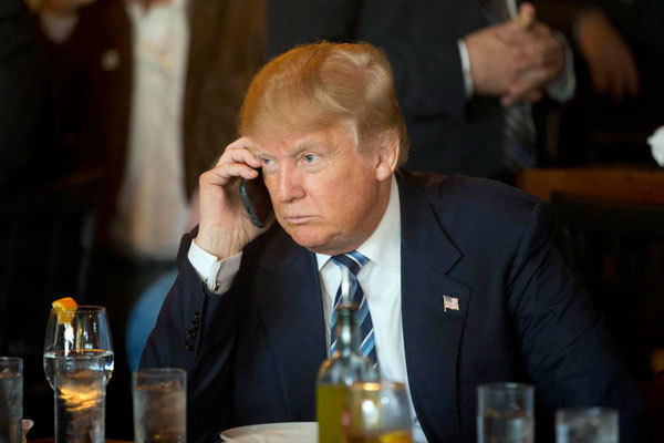Trump dừng dùng máy bay riêng, giao nộp điện thoại