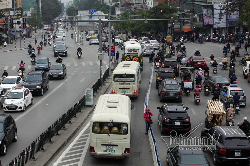 Mặc dải phân cách, xe máy, ô tô lao vào đường buýt nhanh