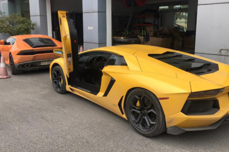 Bộ đôi Lamborghini 39 tỷ từ Hà Nội về Sài Gòn đón Tết