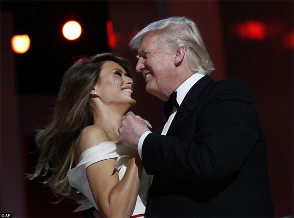 Xem vợ chồng Trump khiêu vũ tình tứ