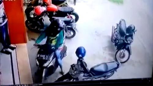 Pha quay đầu xe máy phức tạp bậc nhất của cô gái gây 