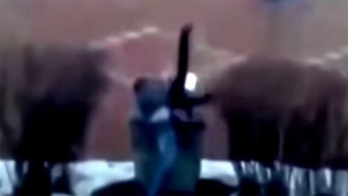 10 clip 'nóng': Ném bạn gái vào thùng rác vì phát hiện cặp bồ