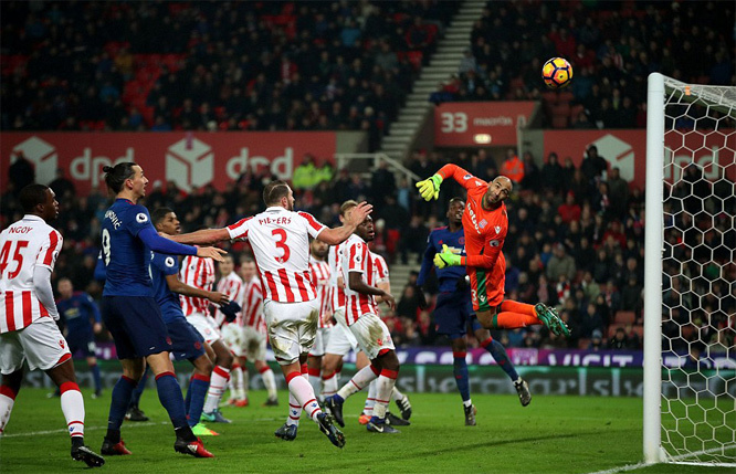 Rooney lóe sáng, MU thoát thua phút bù giờ