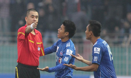 Mất điểm, HLV Khánh Hòa bức xúc với con trưởng ban trọng tài