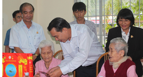 Trao 286 suất quà Tết cho người có công và đối tượng bảo trợ xã hội