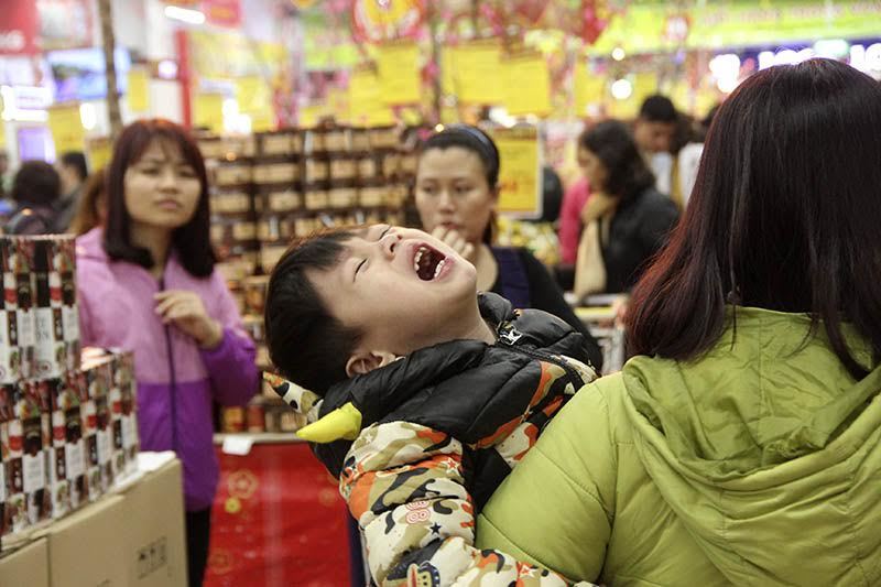 Mẹ chen nhau sắm Tết, con gào khóc trên vai, ngủ vật trong xe hàng