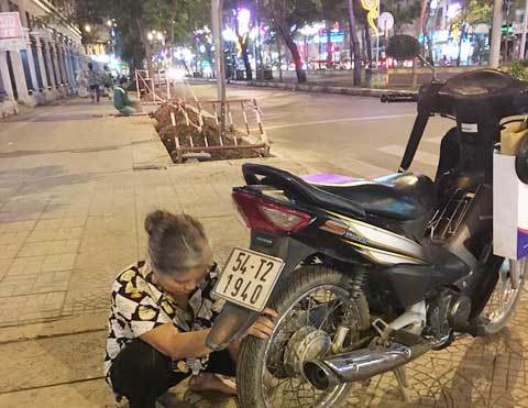 Người đàn bà 30 năm vá xe ở lề đường Sài Gòn