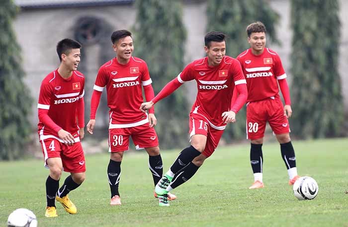 Tuyển Việt Nam đụng toàn