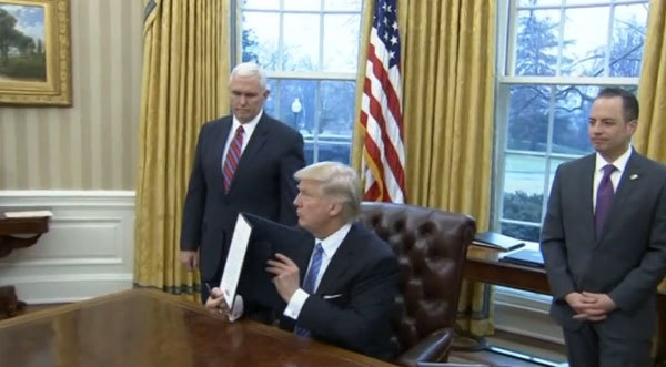 Trump chính thức ký sắc lệnh rút khỏi TPP