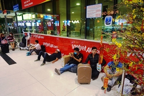 Vật vờ chờ chuyến bay lúc 2h sáng ở Tân Sơn Nhất ngày 27 Tết