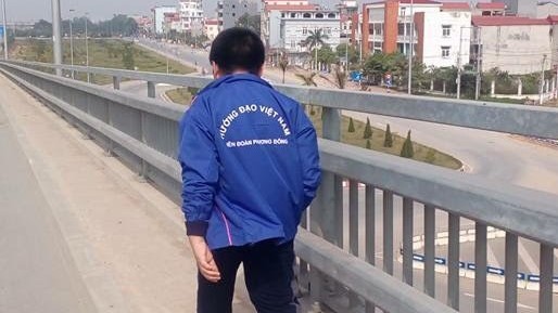 Hai em bé nhặt 89 cái đinh trên cầu Nhật Tân