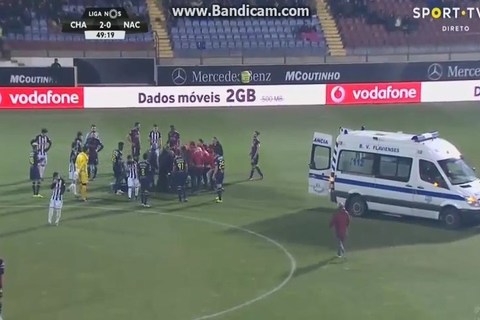 ​Va chạm vùng đầu, cầu thủ rời sân bằng xe cấp cứu