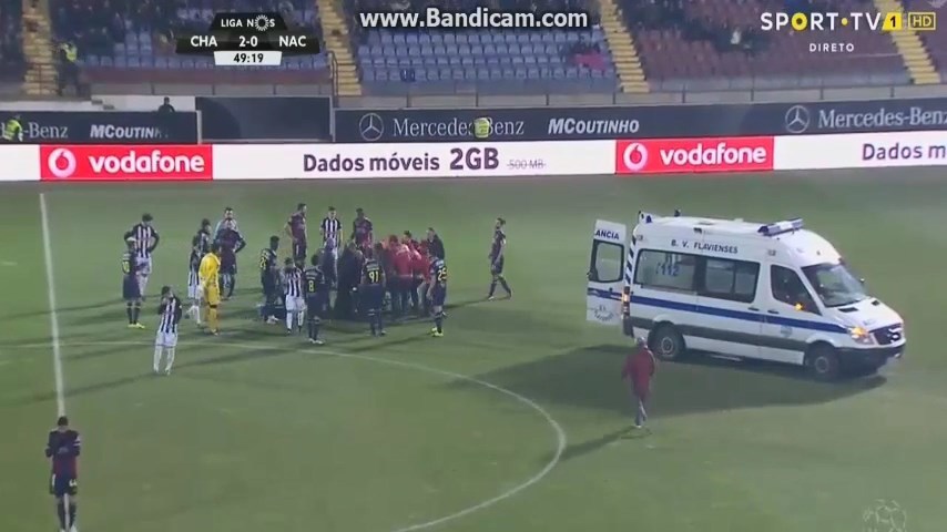 Va chạm vùng đầu, cầu thủ rời sân bằng xe cấp cứu