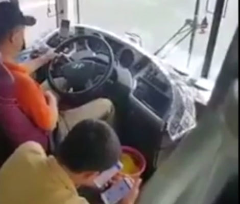 Vừa lái xe vừa