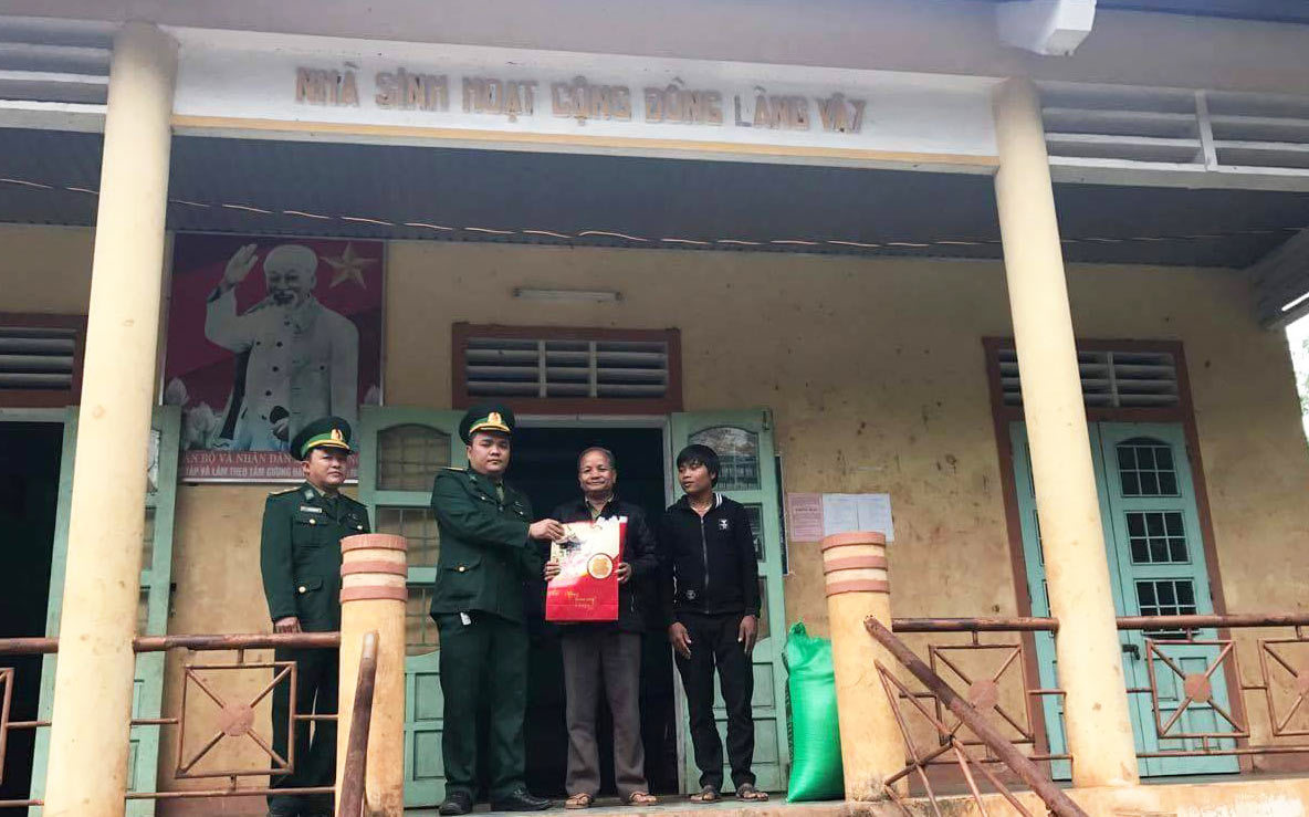 Lính trinh sát đặc nhiệm trao quà Tết cho bà con vùng biên