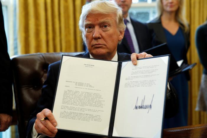 Trump ký sắc lệnh gây tranh cãi