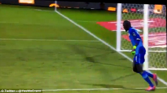 Cười bò với cảnh thủ thành Senegal lăn lộn câu giờ