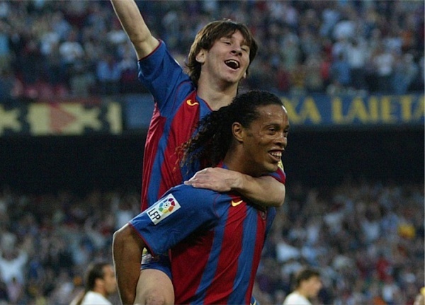 Ronaldinho tái hợp tình yêu Barca và Messi