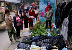 Chợ phiên giữa Hà Thành đậm chất quê giăng kín ngõ phố