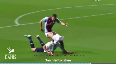 10 pha phạm lỗi không nhịn được cười trên sân cỏ