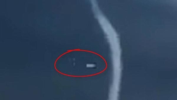 Video kỳ lạ về UFO hút nước từ dưới biển lên trời