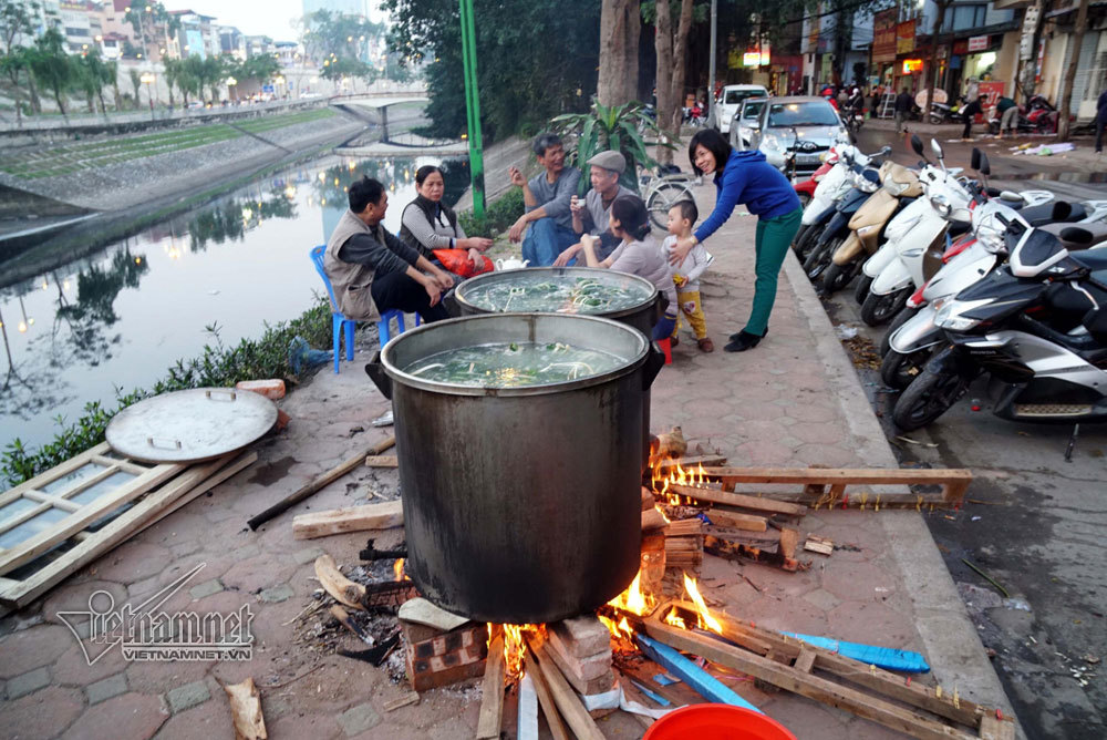 Người Hà Nội luộc bánh chưng bên sông, trên hè phố