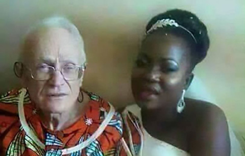 Cô dâu 29 hứng 'mưa gạch đá' vì lấy chồng 92