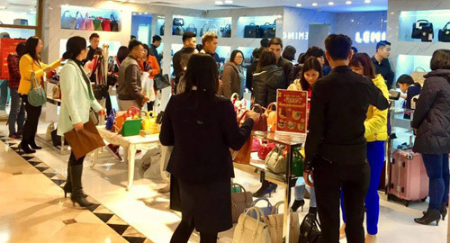 Tấp nập mua sắm tại Tràng Tiền Plaza ngày áp Tết