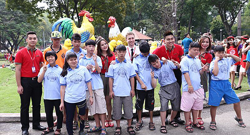 Trẻ mồ côi, khuyết tật đón Tết ấm cùng Vietjet