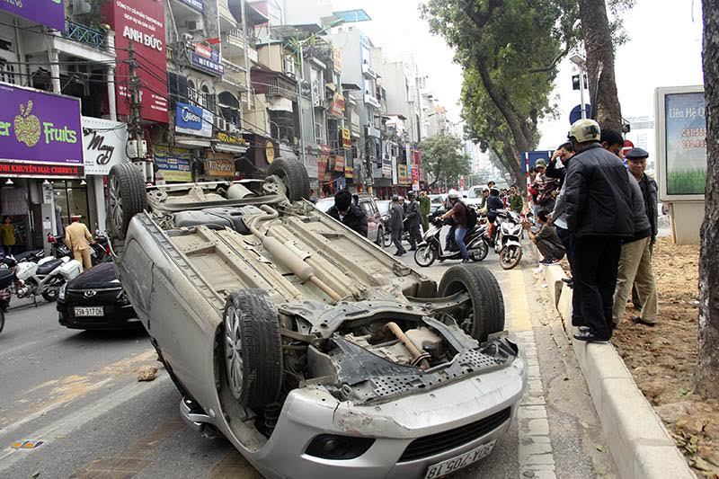 Xế hộp lật ngửa trên làn đường dành cho buýt nhanh