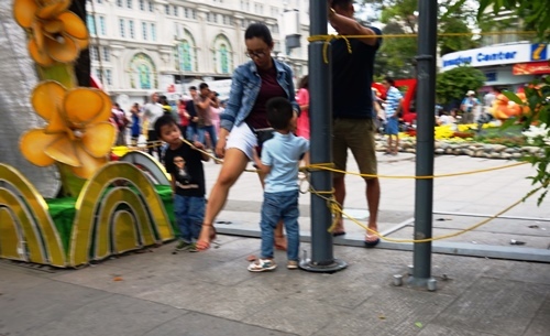 Hình ảnh không đẹp trên đường hoa Tết phố Nguyễn Huệ