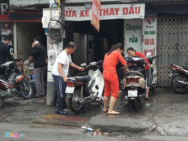 Ngày cuối năm, hàng rửa xe đuổi không hết khách