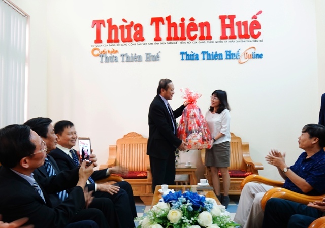 Bộ trưởng Trương Minh Tuấn thăm, chúc Tết Báo Thừa Thiên Huế