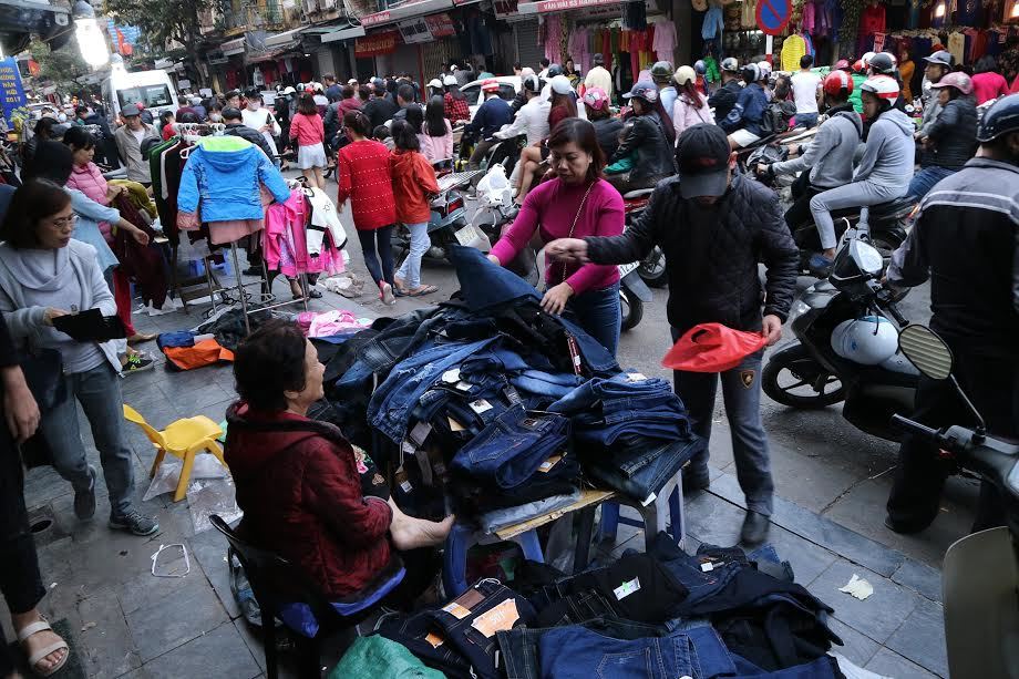 Thời trang giảm giá tràn vỉa hè hút khách chiều 30 Tết