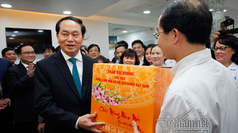 Chủ tịch nước chúc Tết Trung tâm tầm soát ung thư hiện đại nhất HN