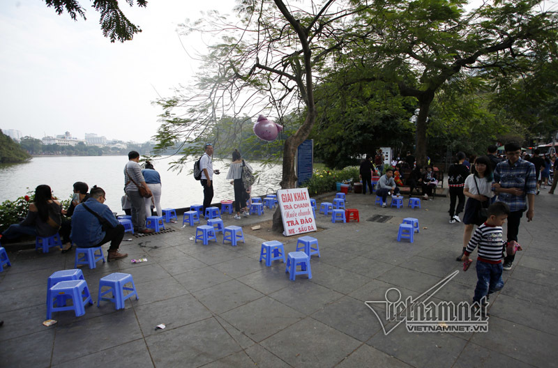 Hàng rong 'họp chợ' quanh hồ Gươm ngày Tết