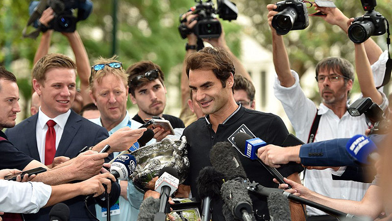 Federer giản dị và thân thiện khoe chiến tích lịch sử