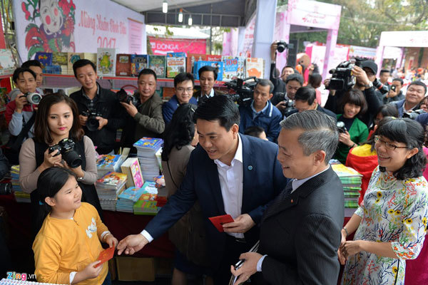 Chủ tịch Nguyễn Đức Chung lì xì cho độc giả ở Phố Sách Xuân