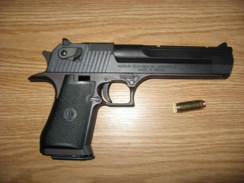 Mâu thuẫn cờ bạc ngày Tết, rút súng dọa bắn người