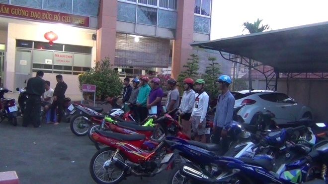 Hơn 200 'quái xế' chặn đường trên đại lộ để đua xe