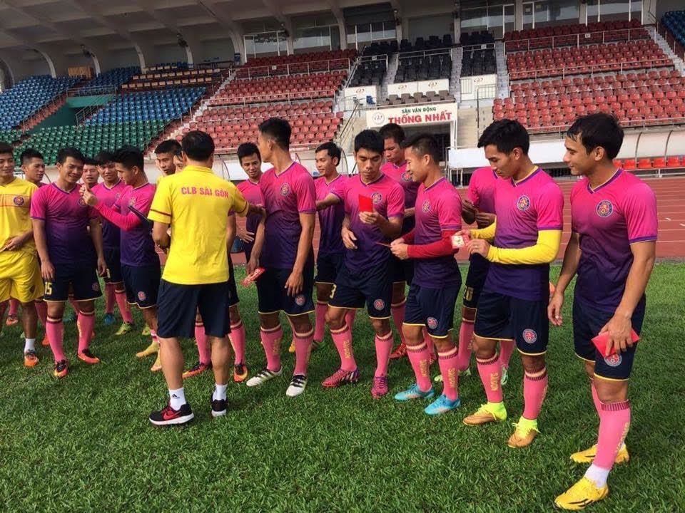 Cầu thủ V-League quên bánh chưng, hội quân mùng 3 Tết