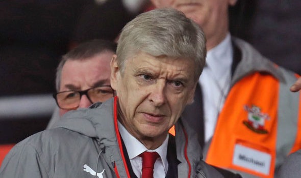 Wenger tức giận mắng học trò té tát