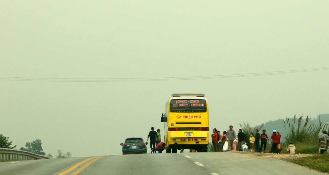 Dân tràn ra cao tốc Hà Nội - Lào Cai đón xe chiều mùng 5 Tết