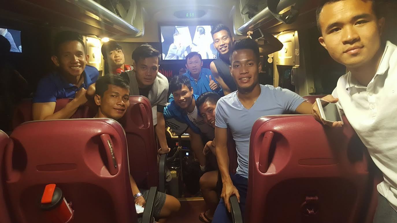 Tuyển thủ U22 Việt Nam thuê ô tô lên tuyển tập trung