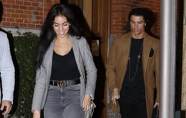 Ronaldo chất lừ đi dự sinh nhật bạn gái 9x