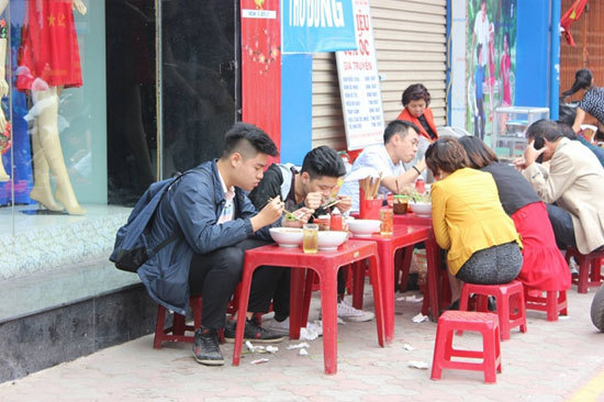Bún riêu 100 ngàn, trà đá 10 ngàn: Hà Nội chặt chém đầu năm
