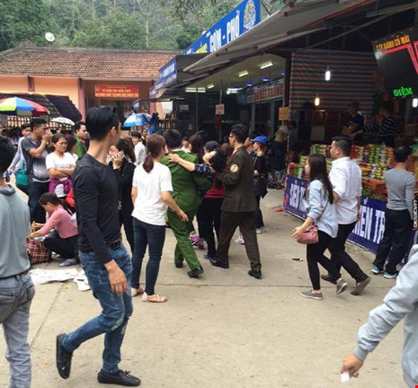 Bà cụ bị đánh ngất do dẫm chân cô gái khi đi chùa Hương